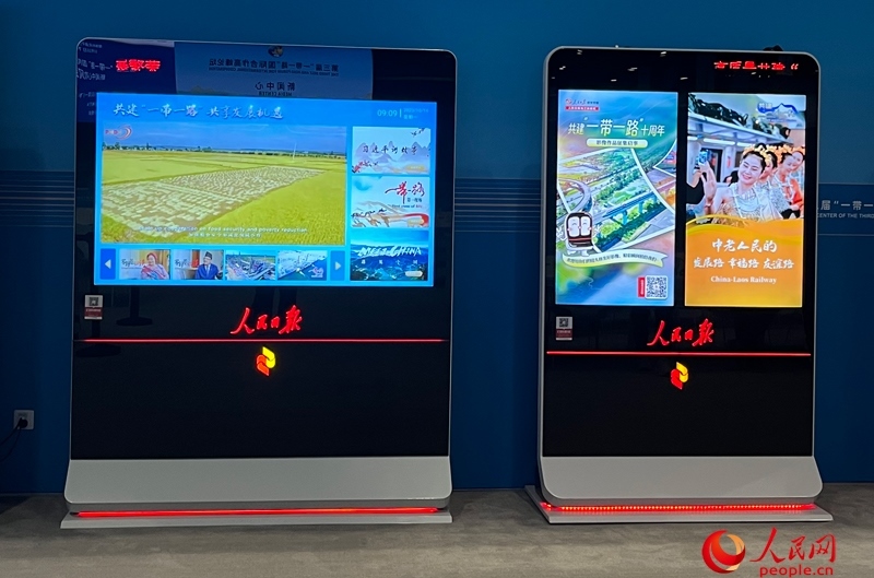 位于新聞中心的人民日?qǐng)?bào)電子閱報(bào)欄。人民網(wǎng)記者 杜燕飛攝