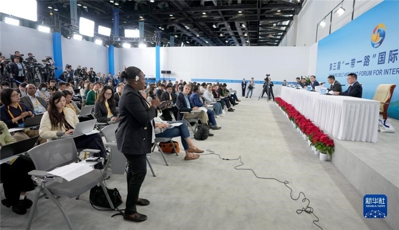 10月16日，第三屆“一帶一路”國際合作高峰論壇新聞中心在北京國家會議中心舉行首場吹風(fēng)會，邀請自然資源部國際合作司和相關(guān)單位負(fù)責(zé)人介紹有關(guān)情況，并回答記者提問。新華社記者 王毓國攝