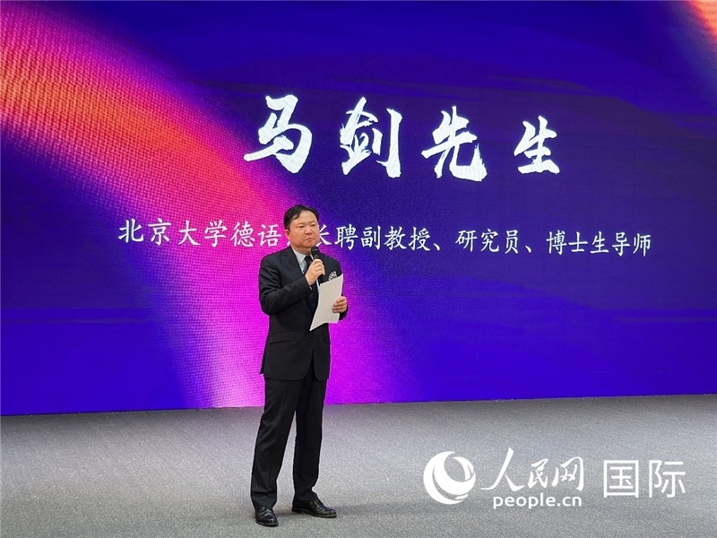 北京大學德語系長聘副教授馬劍點評學生表現(xiàn)。（攝影：張麗鷗）