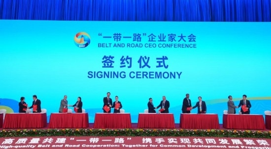 這是10月17日拍攝的簽約儀式現(xiàn)場(chǎng)。當(dāng)日，“一帶一路”企業(yè)家大會(huì)在北京召開。（新華社記者王毓國(guó)攝）