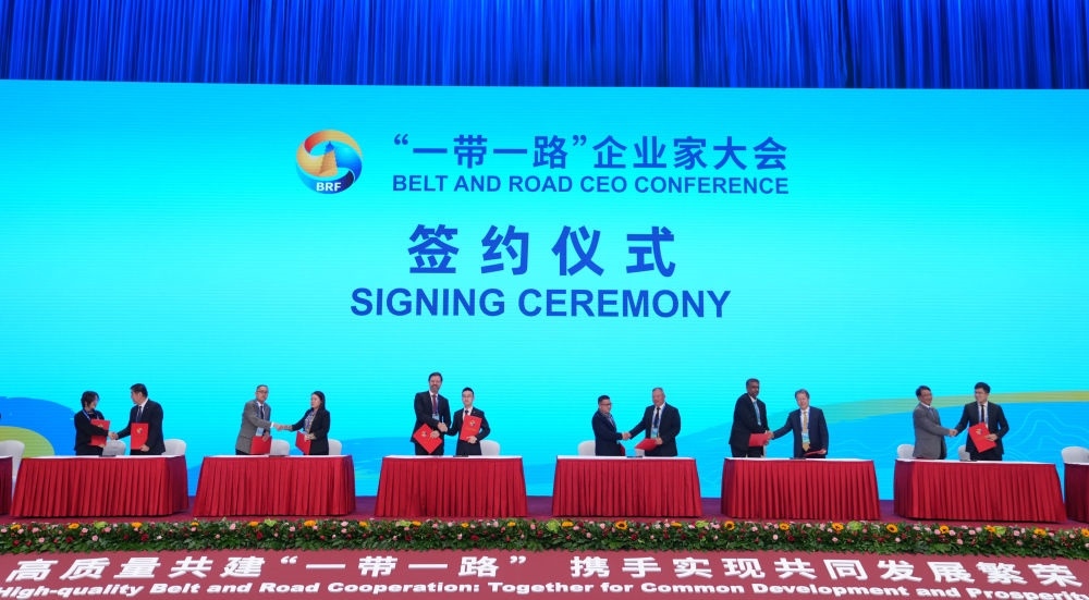 “一帶一路”企業(yè)家大會(huì)簽約儀式現(xiàn)場（2023年10月17日攝）。