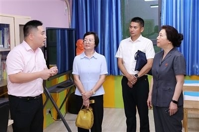 圖③：“小公民法律課堂”開講前，全國人大代表殷其龍（右二）、重慶市人大代表李自玲（左二）聽取楊家坪中學(xué)負(fù)責(zé)人關(guān)于未成年人思想教育工作情況的介紹。