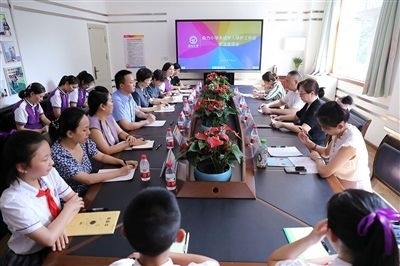 圖⑤：法治宣講結(jié)束后，重慶五中院組織召開座談會(huì)，聽取人大代表和朵力小學(xué)教師、家長(zhǎng)代表對(duì)法院未成年人保護(hù)工作的意見建議。