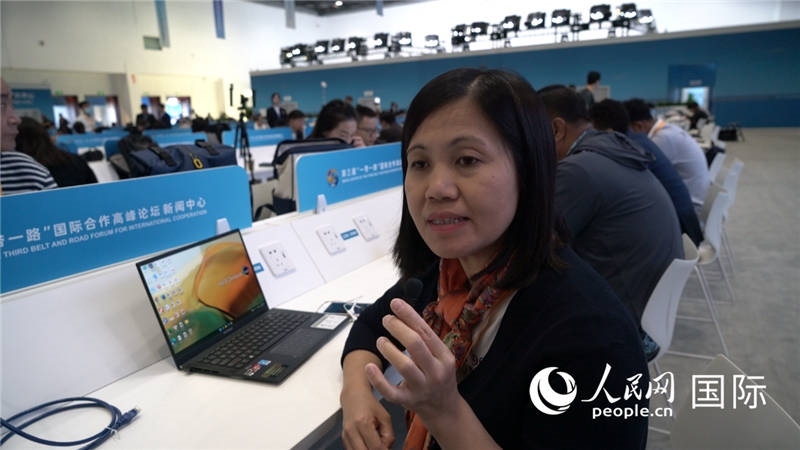 越南之聲廣播電臺(tái)記者胡鴻行（音譯，H? H?ng H?nh）與記者交談。人民網(wǎng) 楊春燕攝