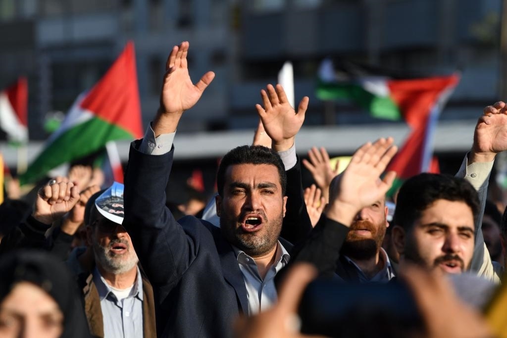 10月18日，人們?cè)谝晾实潞谔m舉行集會(huì)。當(dāng)日，突尼斯、土耳其、伊朗等多國民眾舉行集會(huì)，表達(dá)對(duì)巴勒斯坦人民的支持，并譴責(zé)針對(duì)加沙城醫(yī)院的襲擊。新華社記者 沙達(dá)提 攝