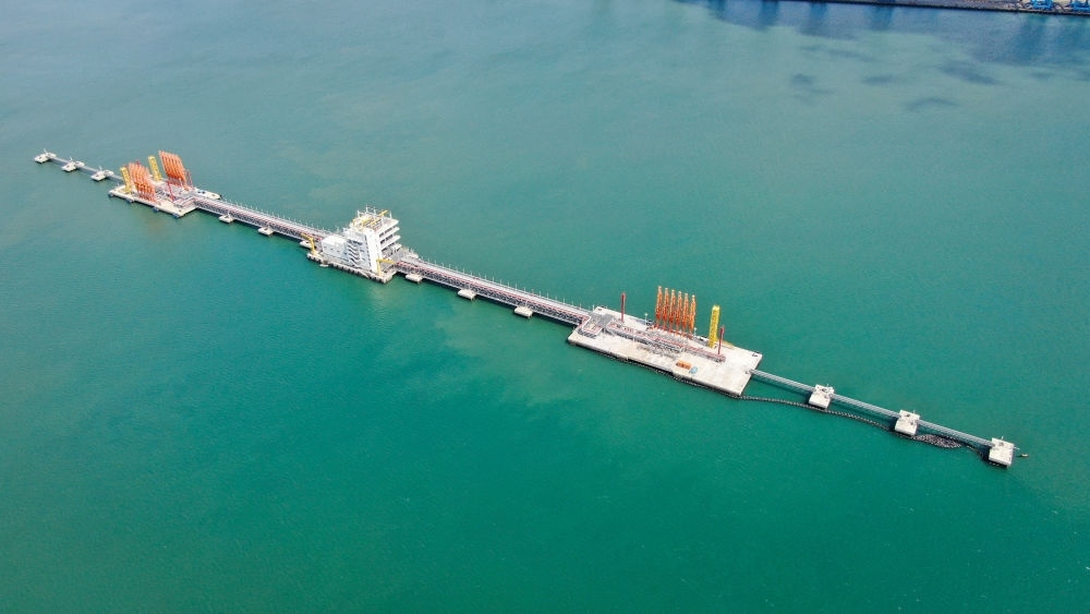 這是肯尼亞蒙巴薩油碼頭（2023年9月20日攝，無人機(jī)照片）。新華社發(fā)（中國交通建設(shè)股份有限公司肯尼亞蒙巴薩新建油碼頭項目部供圖）