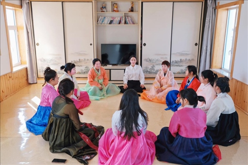 2023年6月，楊麗娜（后中）對(duì)擔(dān)任民宿管家的光東村村民們進(jìn)行標(biāo)準(zhǔn)化培訓(xùn)。（新華社記者金津秀攝）