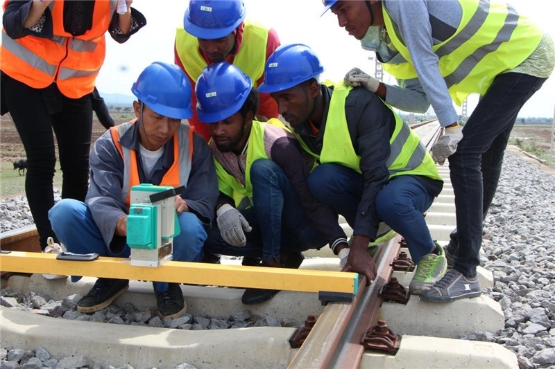 中方員工在鐵路現(xiàn)場(chǎng)培訓(xùn)埃方員工。 中國土木工程集團(tuán)有限公司供圖