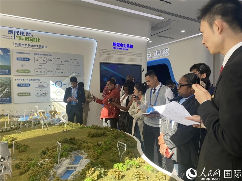 2023“一帶一路”媒體合作論壇聯(lián)合采訪團參訪中國能建。人民網(wǎng)記者 于洋攝