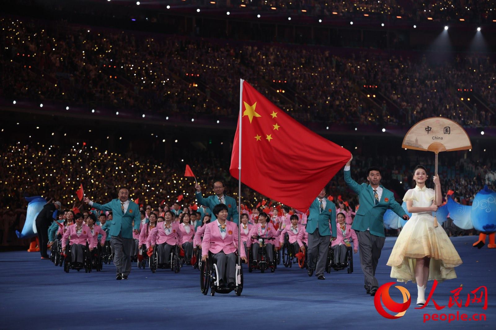 開幕式上，中國體育代表團(tuán)入場。人民網(wǎng) 周靜圓攝