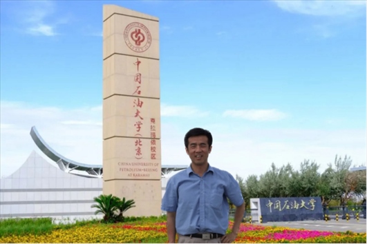 北京交通大學(xué)“銀齡教師”黃曉鳴。校方供圖