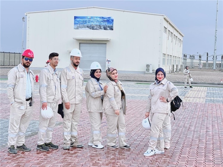 部分伊拉克員工合影。中國石油工程建設(shè)有限公司供圖