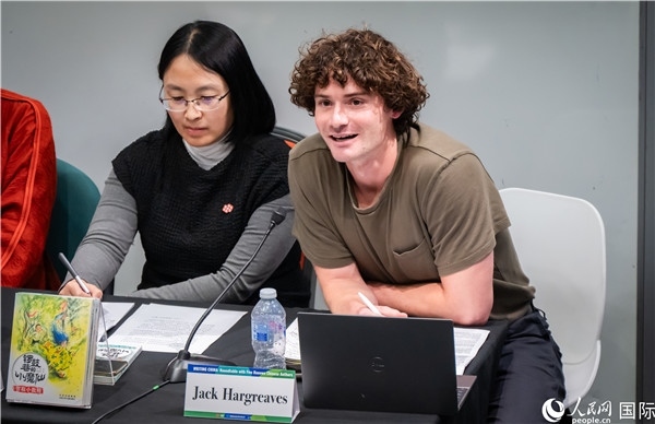 4、英國(guó)漢學(xué)家沈如風(fēng)對(duì)中國(guó)文學(xué)譯作的未來充滿期待。郭錦標(biāo)攝