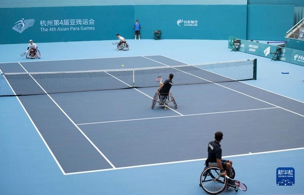 10月24日，在杭州第4屆亞殘運(yùn)會輪椅網(wǎng)球男子雙打1/4決賽中，中國組合董順江/紀(jì)珍旭以0比2不敵韓國組合任浩元/韓成奉，無緣半決賽。圖為董順江（右二）/紀(jì)珍旭（右一）在比賽中。新華社記者 才揚(yáng)攝