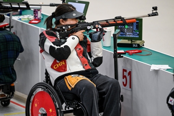 10月23日，杭州第4屆亞殘運(yùn)會射擊(R2)SH1級女子10米氣步槍立射資格賽舉行。圖為中國隊(duì)選手張翠平在比賽中。圖片來源：杭州亞殘組委