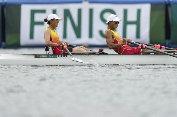 2021年8月29日，在東京殘奧會賽艇項(xiàng)目PR2級混合雙人雙槳決賽中，中國組合劉爽/蔣繼劍獲得銅牌。圖為劉爽（左）/蔣繼劍在比賽中。新華社記者 胡虎虎攝（資料圖）