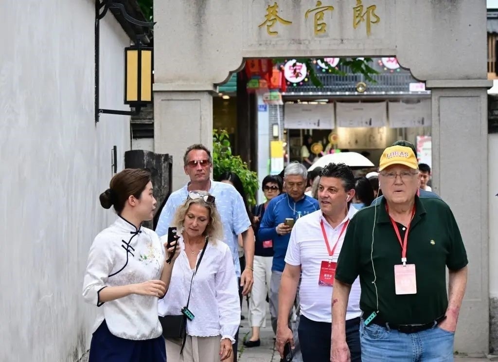 △2023年6月27日，“鼓嶺之友”部分成員和中美各界人士在福建福州南后街三坊七巷參觀訪問。