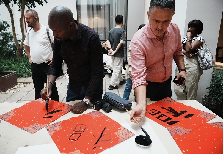 首屆國際傳播“絲路獎(jiǎng)”獲獎(jiǎng)代表等在廣州市荔灣區(qū)永慶坊參加文化交流活動。楊爍壁、王燕攝影報(bào)道