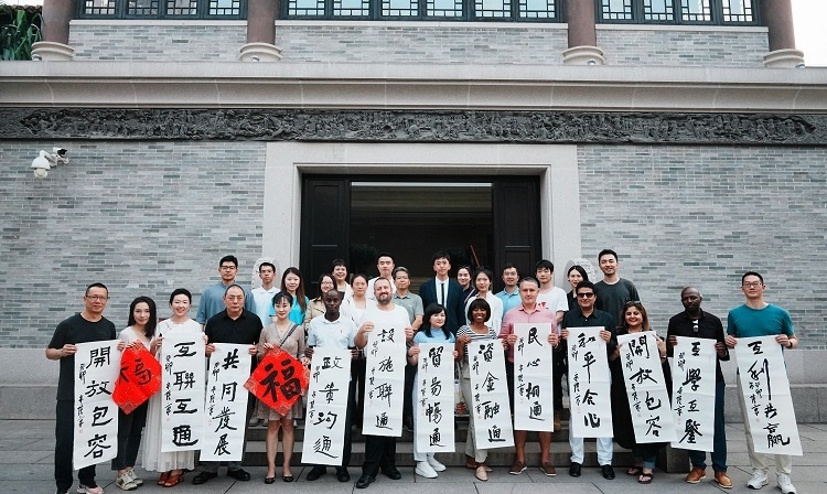 首屆國際傳播“絲路獎(jiǎng)”獲獎(jiǎng)代表等在廣州市荔灣區(qū)永慶坊參加文化交流活動。楊爍壁、王燕攝影報(bào)道