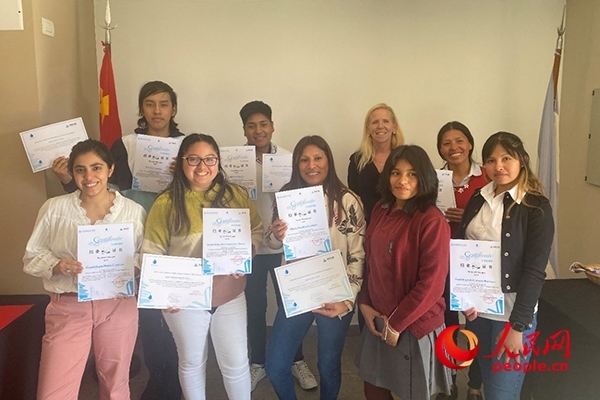 社區(qū)工作專家莫伊拉（后排右二）向“中文工坊”第二期培訓班部分結業(yè)學員頒發(fā)由薩爾塔省教育部簽發(fā)的結業(yè)證書。人民網(wǎng)記者 吳思萱攝