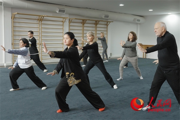 阿根廷武術俱樂部協(xié)會副會長陳敏正在教學。人民網(wǎng)記者 張若涵攝