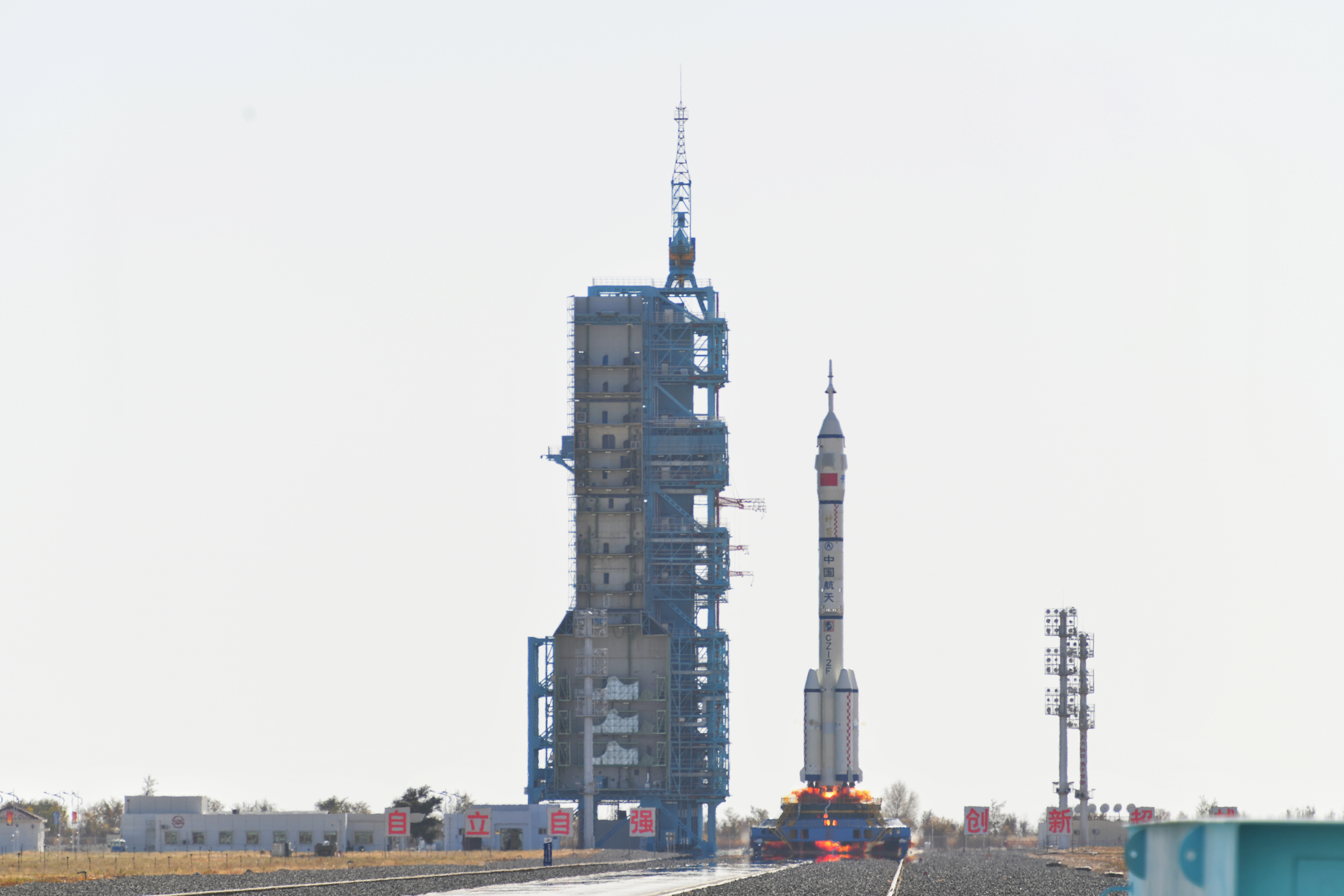 神舟十七號(hào)載人飛船發(fā)射升空震撼瞬間。人民網(wǎng) 張啟川攝