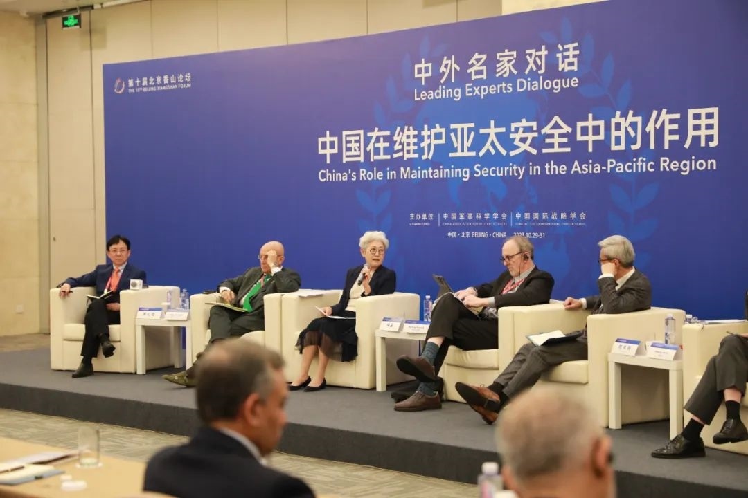 傅瑩（左三）反駁邁克爾·史文（左四）。斯基攝