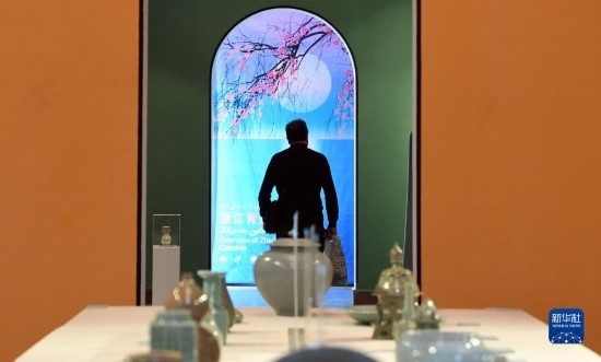 10月30日，人們?cè)谝晾实潞谔m伊朗國(guó)家藝術(shù)科學(xué)院觀看展出的展品。新華社記者 沙達(dá)提 攝