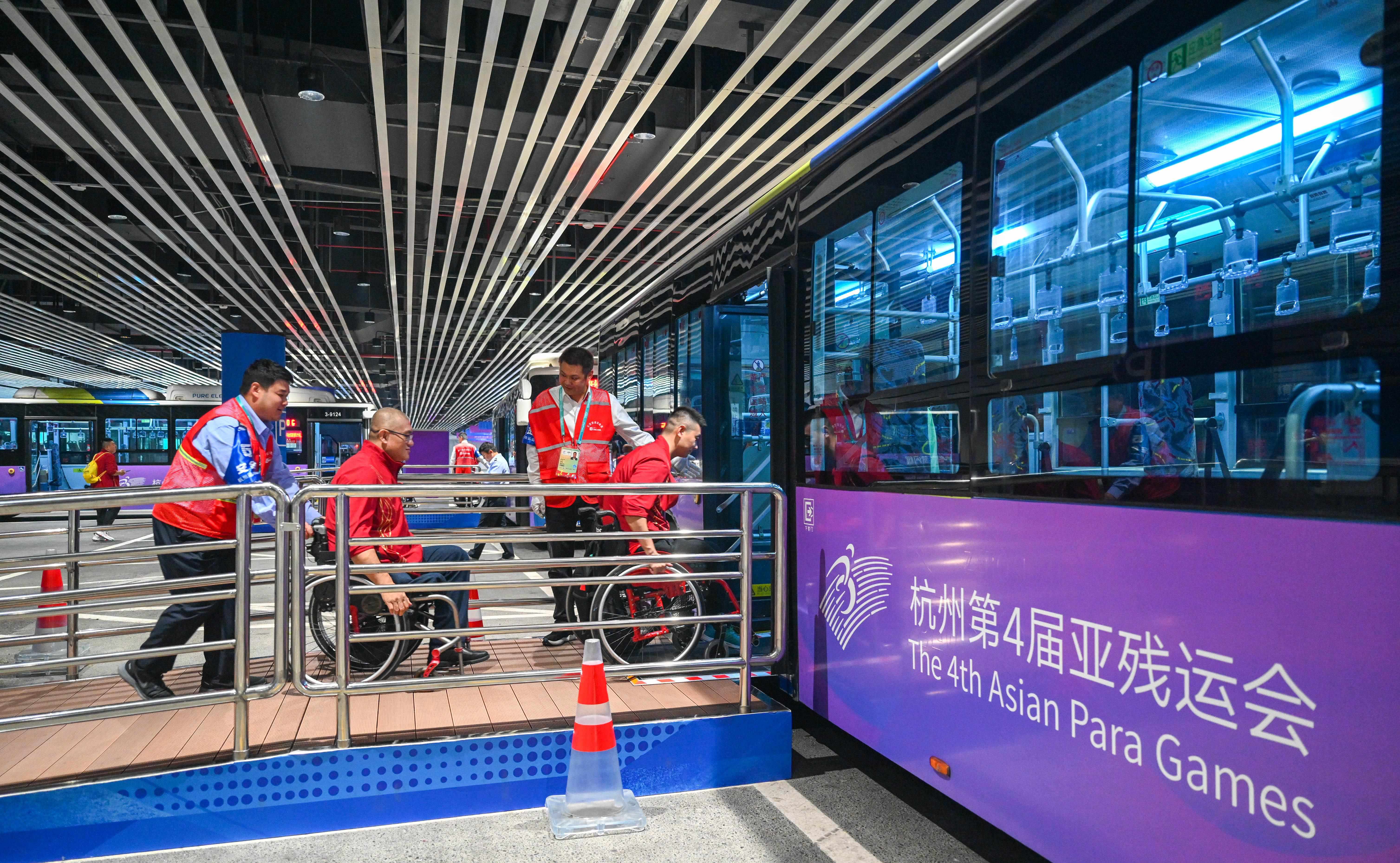 △2023年10月25日，結(jié)束輪椅籃球比賽后的中國(guó)隊(duì)和阿富汗隊(duì)球員通過(guò)無(wú)障礙坡道，順利上車(chē)返回運(yùn)動(dòng)員村。