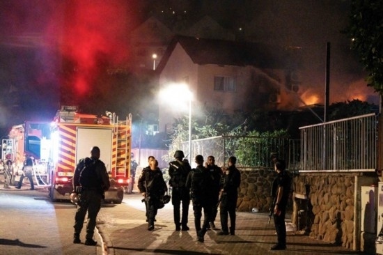  10月29日，在以色列北部城市謝莫納，以軍士兵和急救人員在一處被火箭彈擊中的現(xiàn)場(chǎng)執(zhí)勤。新華社發(fā)（阿亞爾·馬爾戈林?jǐn)z/基尼圖片社）