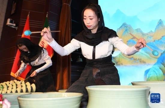 10月30日，演員在伊朗德黑蘭伊朗國(guó)家藝術(shù)科學(xué)院舉行的“青風(fēng)海上來”浙江青瓷巡禮開幕式暨“萬象中國(guó)·天下寧波”寧波文旅推介會(huì)開幕式上表演。新華社記者 沙達(dá)提 攝