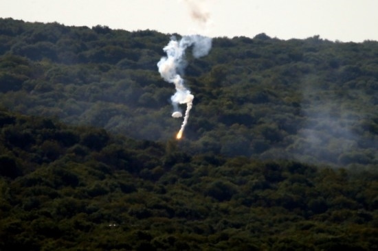 10月28日，閃光彈落在黎巴嫩納古拉樹林中燃起濃煙。新華社發(fā)（阿里·哈希紹攝）