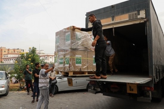  10月29日，工作人員在加沙地帶南部城市汗尤尼斯的一家醫(yī)院搬運(yùn)醫(yī)療援助物資。新華社發(fā)（里澤克·阿卜杜勒賈瓦德攝）