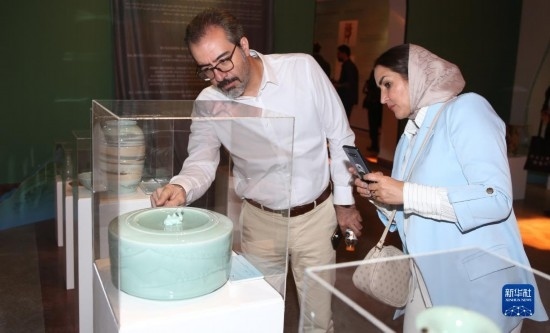 10月30日，人們?cè)谝晾实潞谔m伊朗國(guó)家藝術(shù)科學(xué)院觀看展出的展品。新華社記者 沙達(dá)提 攝