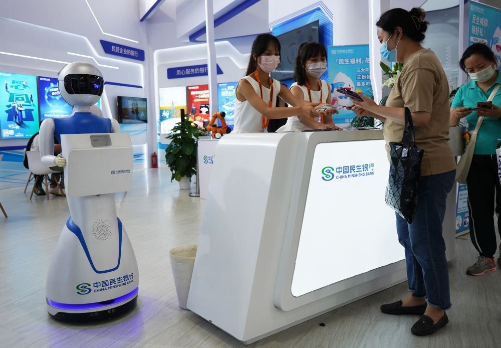 2022年9月4日，在服貿(mào)會首鋼園區(qū)金融服務(wù)專題展上，參觀者在中國民生銀行展臺咨詢金融業(yè)務(wù)。新華社記者 金皓原 攝