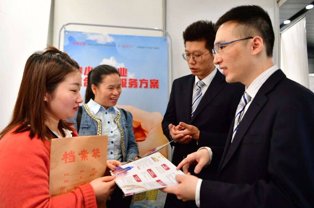 2019年5月9日，兩名鞋業(yè)公司的工作人員（左一和左二）向銀行工作人員咨詢中小微企業(yè)金融服務(wù)方案細(xì)則。當(dāng)日，福建自貿(mào)區(qū)福州片區(qū)稅企銀三方對接會在馬尾基金小鎮(zhèn)舉辦，來自傳統(tǒng)制造業(yè)、物聯(lián)網(wǎng)和電子商務(wù)等行業(yè)的企業(yè)代表參加對接會。新華社記者 魏培全 攝