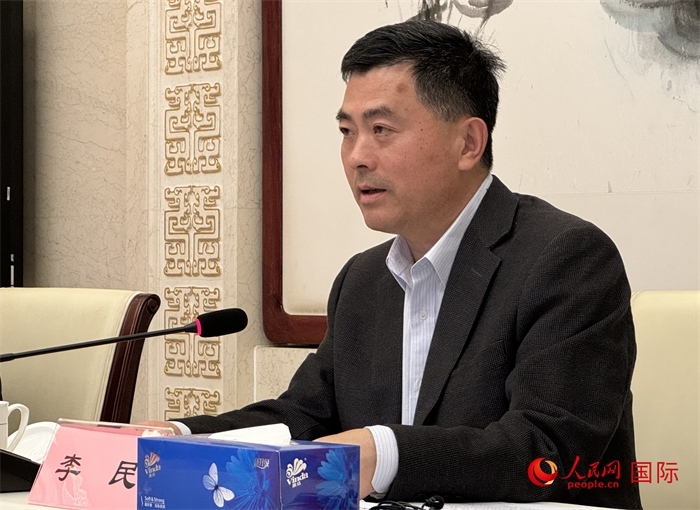 10月31日，歐美同學(xué)會(huì)秘書長李民在第五屆中法文化論壇媒體吹風(fēng)會(huì)上講話。（人民網(wǎng) 謝瑩攝）