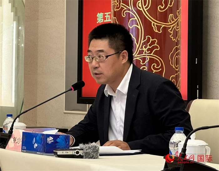 10月31日，歐美同學(xué)會(huì)副秘書長滕劍峰在第五屆中法文化論壇媒體吹風(fēng)會(huì)上講話。（人民網(wǎng) 謝瑩攝）