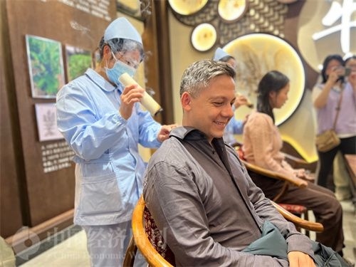  （外媒記者體驗(yàn)艾灸。中國(guó)經(jīng)濟(jì)周刊記者 郭志強(qiáng) 攝）