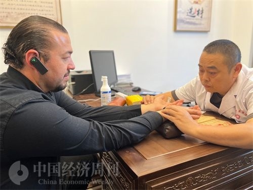  （外媒記者走進(jìn)中醫(yī)堂，問(wèn)診中醫(yī)名師。中國(guó)經(jīng)濟(jì)周刊記者 郭志強(qiáng)攝）