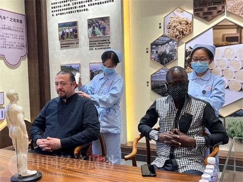  （外媒記者爭(zhēng)先恐后體驗(yàn)艾灸，直呼神奇。中國(guó)經(jīng)濟(jì)周刊記者 郭志強(qiáng) 攝）