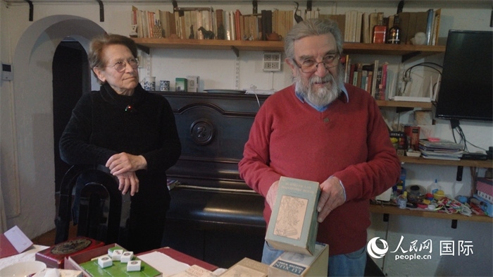 艾麗西亞·奧夫雷貢（左）和馬里奧·帕佐斯向記者展示家中收藏的西班牙語版《紅樓夢》。人民網(wǎng)記者 張若涵攝