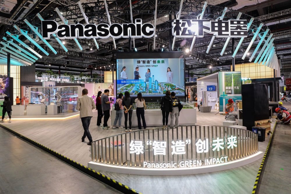 2023年11月2日，工作人員在進(jìn)博會松下電器展位做準(zhǔn)備工作。新華社記者 辛夢晨 攝