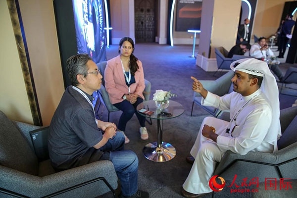 人民網(wǎng)記者采訪迪拜創(chuàng)新企業(yè)家索萊曼·里法伊（右一），索萊曼表示期待加強與中方合作。人民網(wǎng) 塔里克·易卜拉欣 攝