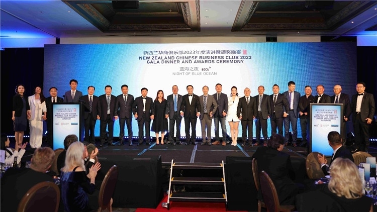 新西蘭華商聯(lián)合總會(huì)首批會(huì)員代表上臺(tái)亮相。攝影：張凱