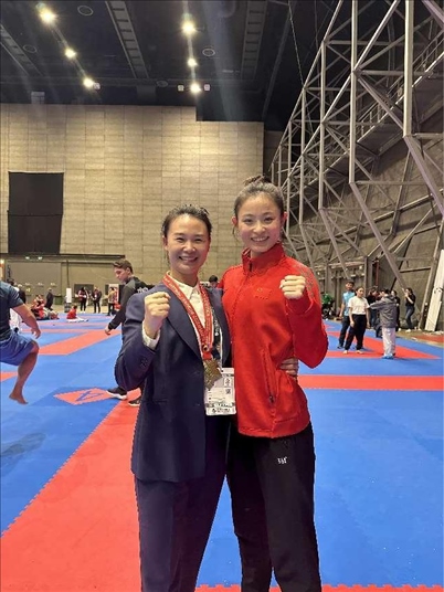 教練李紅（左）與龔莉（右）在2023年匈牙利布達(dá)佩斯世界空手道錦標(biāo)賽上合影。受訪者供圖