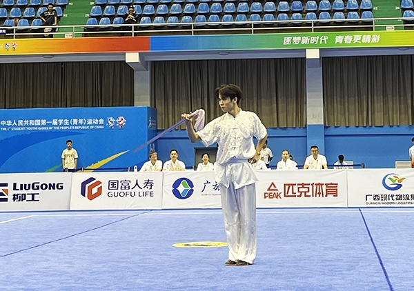 11月6日，第一屆全國學(xué)生（青年）運動會武術(shù)套路（大學(xué)組）男子自選劍術(shù)比賽中。人民網(wǎng)記者 歐興榮攝