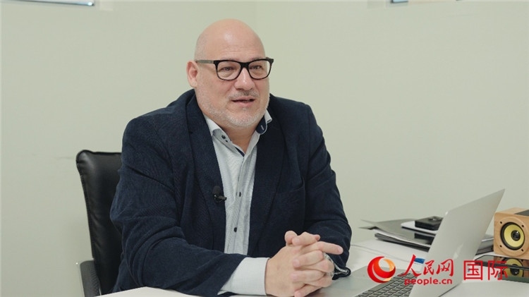 烏拉圭《共和國報》總編輯胡安·布蘭卡接受人民網(wǎng)專訪。人民網(wǎng)記者 張若涵攝