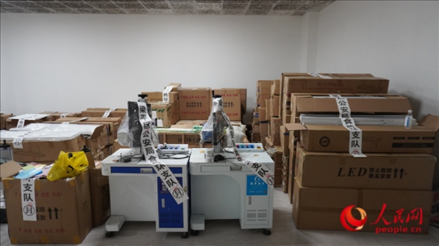 查封的假冒品牌燈具等。人民網(wǎng) 肖聰聰 攝