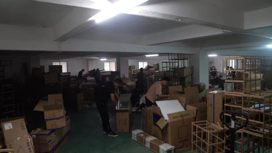 查處倉庫現(xiàn)場。重慶市梁平區(qū)公安局供圖。